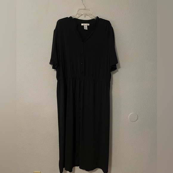 Black midi dress. Short sleeve w/buttons - Picture 1 of 3